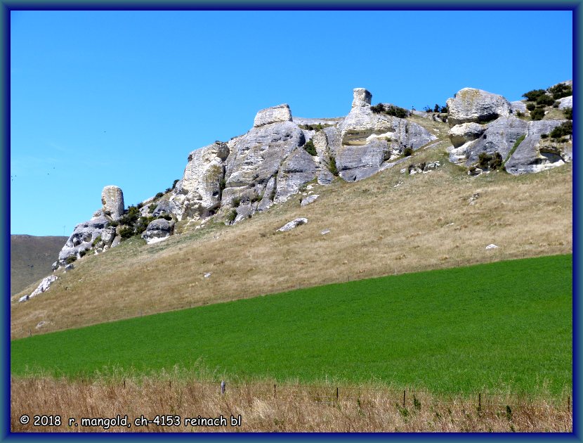 die felsformationen an der linken strassenseite des weka-passes