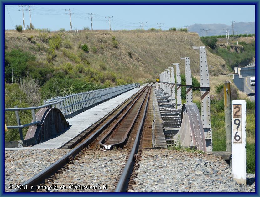 das gleis der bahn auf der alten, doppelstckigen brcke ber den awatere river