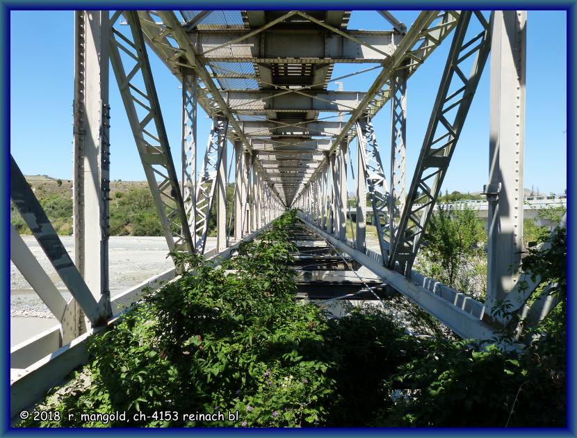 blick in das bauwerk, unten fhrte frher die strasse ber den fluss