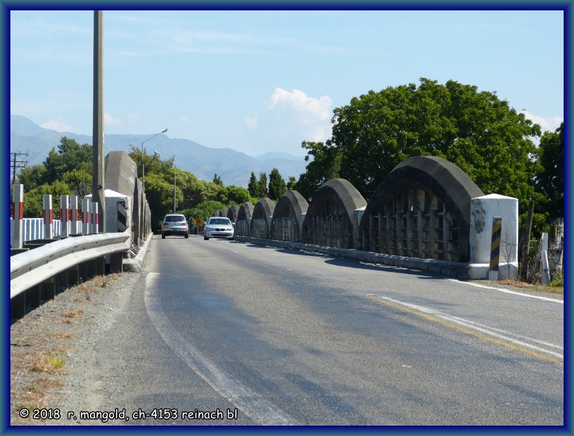 eine weitere betonbogen-brcke ber den bach neben dem platz