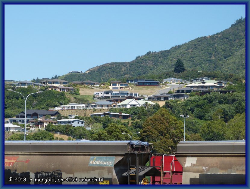 die neue berbauung in picton vom hafen aus gesehen rechts bei sonnenschein