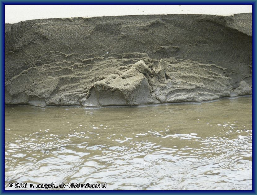 abgerutsches sandufer am b�chlein, das ins meer fliesst