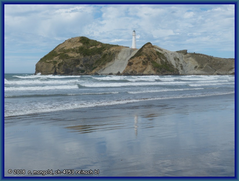 der leuchtturm von castlepoint von unserem standplatz aus gesehen