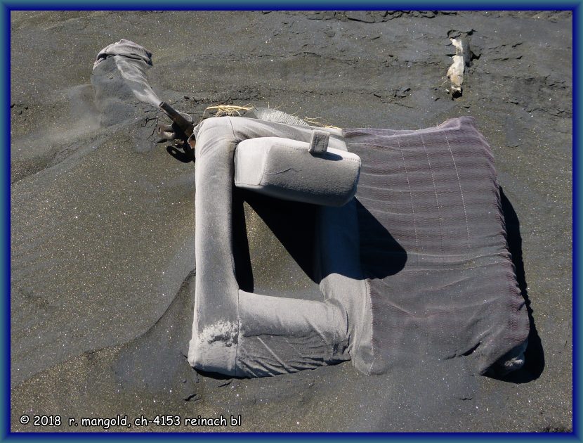 auch ganze autositze! es ist unglaublich, was alles am strand liegen bleibt