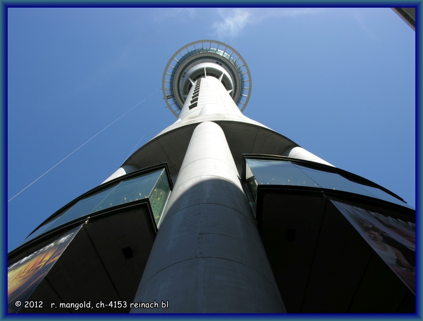 der blick hoch zur platform am sky tower, unweit des ridges hotels in auckland am 20.11.2011