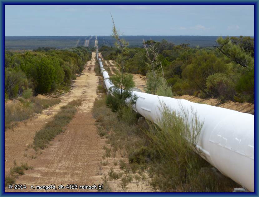 parallel zur strasse verlaufende pipeline der wasserversorgung fr kalgoorlie 
	(westaustralien) am 25.03.2012
