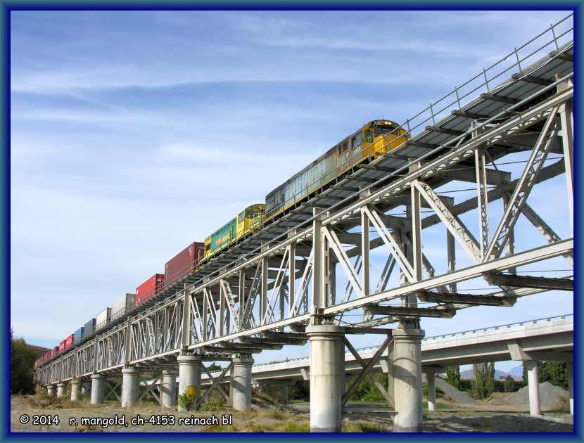 die eisenbahnbrücke 
	über den awatere river bei seddon (nz-südinsel) am 09.02.2008.