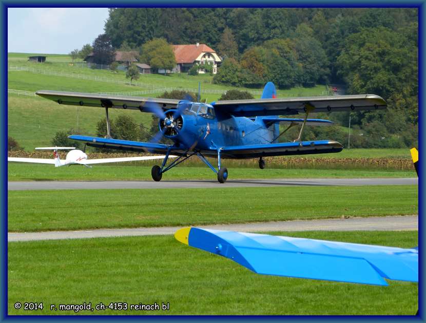 die An-2 des antonov-vereins schweiz hebt auf dem flugplatz langenthal-bleienbach am 07.09.2014 ab