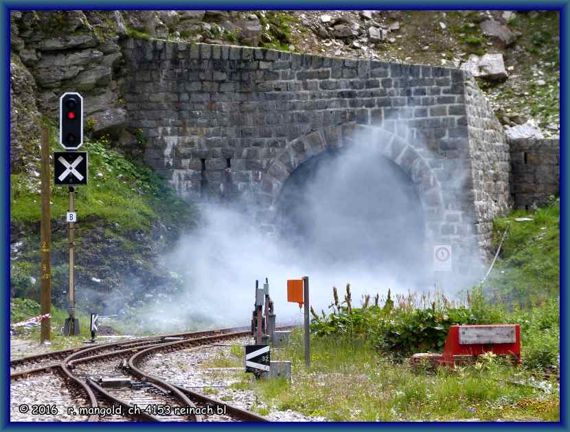 das tunnelloch qualmt noch minuten nach der durchfahrt der furka-dampfbahn am 02.08.2016