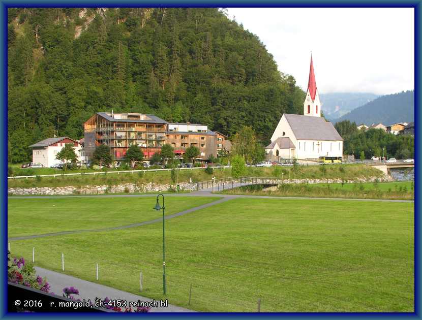 blick auf die kirche sankt leonhard von au im bregenzerwald (österreich) am 26.08.2009