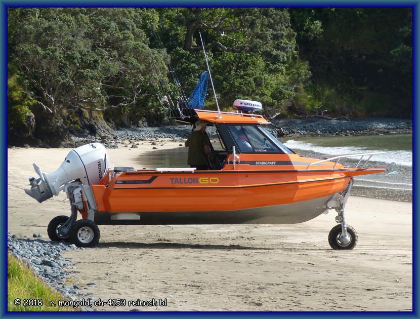boot mit ausrüstung zum fahren auf der strasse, taupo bay (neuseeland nordinsel) am 23.11.2017