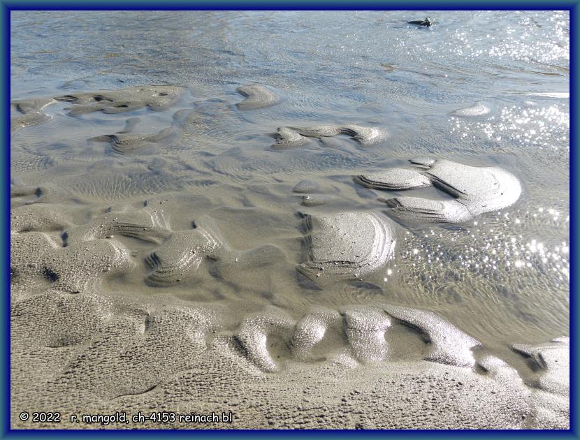 vom wasser in den sand geformte strukturen, bei motueka neuseeland südinsel am 24.12.2017
