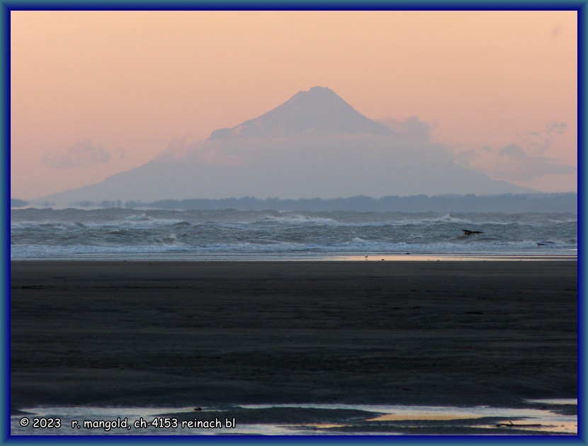 der taranaki ist im nebel nur schemenhaft zu erkennen (neuseeland nordinsel) am 03.02.2018
