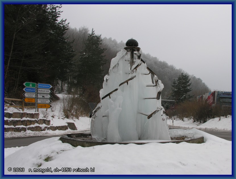 eisskulptur am brunnen im kreisel bei wangen an der aare (kanton bern) am 10.01.2009
