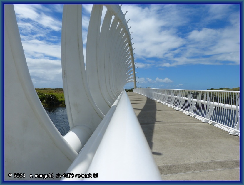 die bogenkonstruktion der 2010 er&ouml;ffneten te rewarewa-br&uuml;cke in new plymouth (neuseeland nordinsel) am 06.02.2018