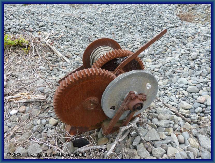 eine verrostete seilwinde am strand an der k&uuml;stenstrasse nach kaikoura (neuseeland s&uuml;dinsel) am 28.01.2018