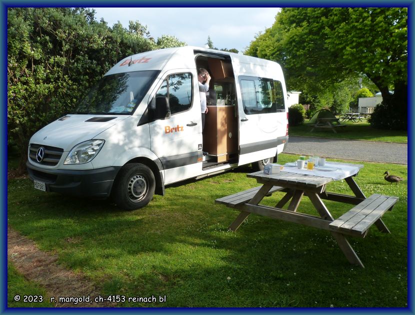 unser gedeckter fr&uuml;hst&uuml;ckstisch auf dem campingpaltz von ōrere point (neuseeland nordinsel) am 01.12.2017