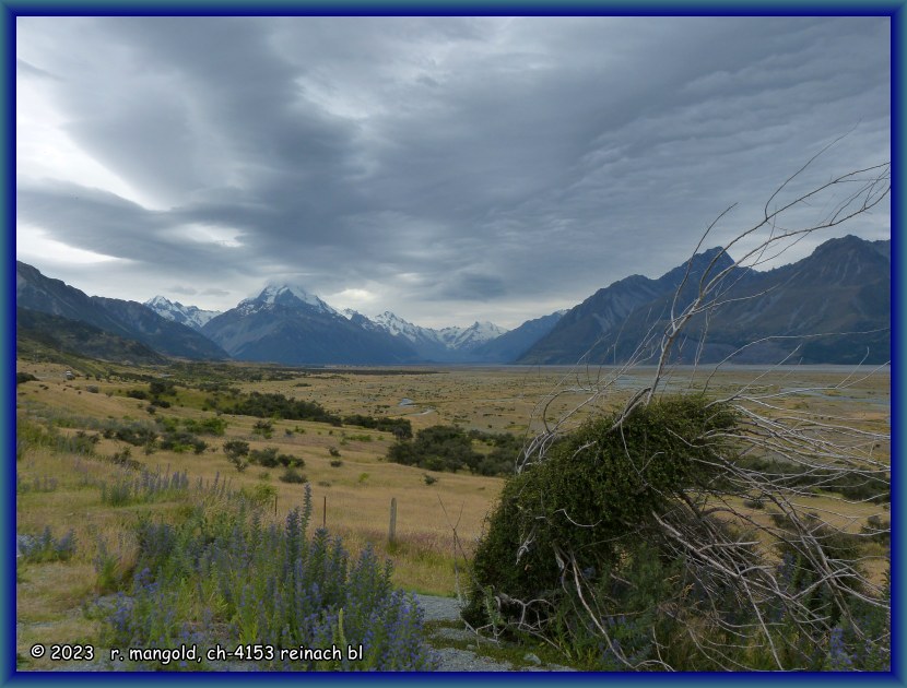 bedrohliche wolkenstimung im weiten tal des tasman rivers richtung aoraki (neuseeland s&uuml;dinsel) am 07.01.2018