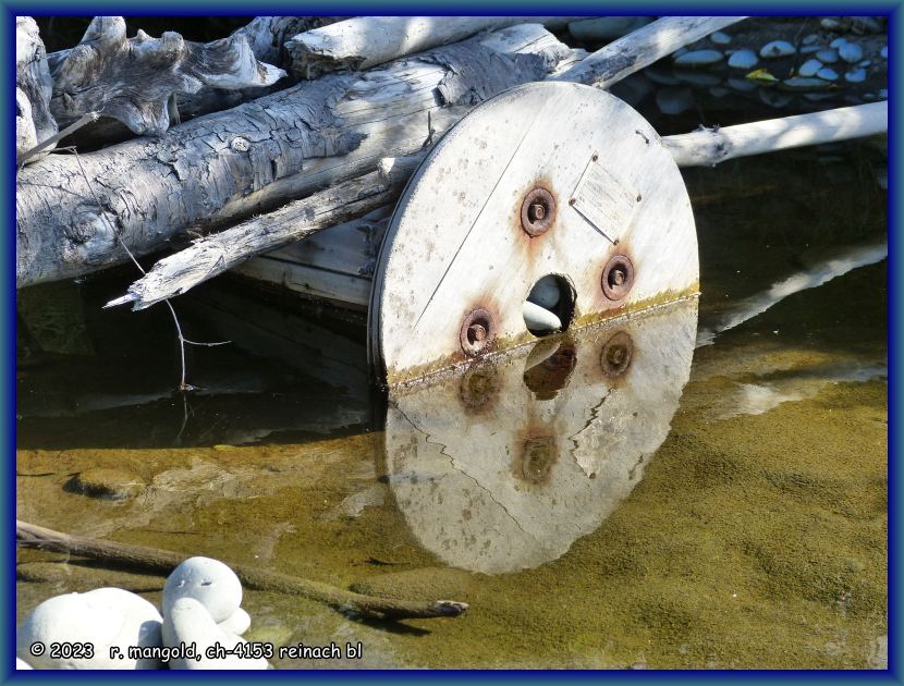bequem entsorgte, &uuml;berfl&uuml;ssige kabelrolle bei greymouth (neuseeland s&uuml;dinsel) am 29.12.2017