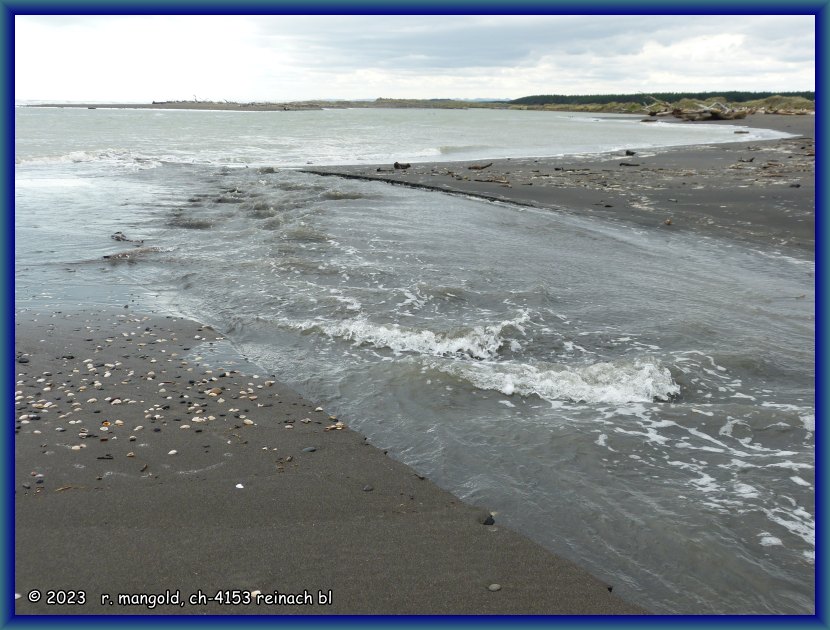 hier bei koitiata m&uuml;ndet der turakina-river ins meer (neuseeland nordinsel) am 03.02.2018