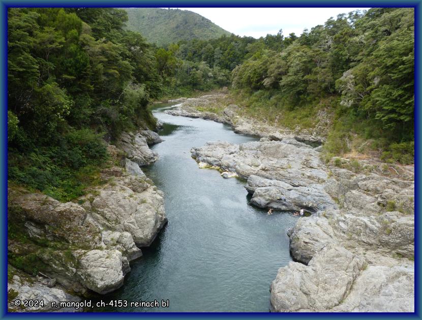 blick von der pelorus-br&uuml;cke hinunter in den te hoiere-fluss (neuseeland s&uuml;dinsel) am 19.12.2017