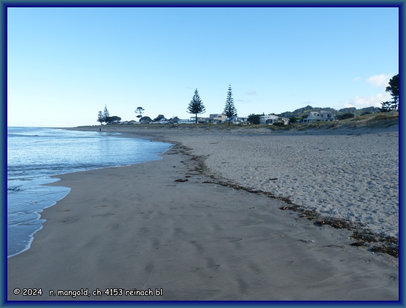 verlassener strandabschnitt am fr&uuml;hen abend bei whangamata (neuseeland nordinsel) am 01.12.2017