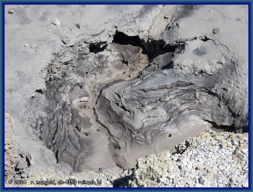 blubberl&ouml;cher im hells gate geothermal-park bei rotorua (neuseeland nordinsel) am 06.12.2017