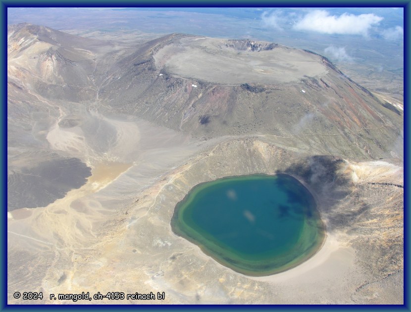 blick aus dem flugzeug in den blue lake des mount tongariro (neuseeland nordinsel) am 16.01.2008