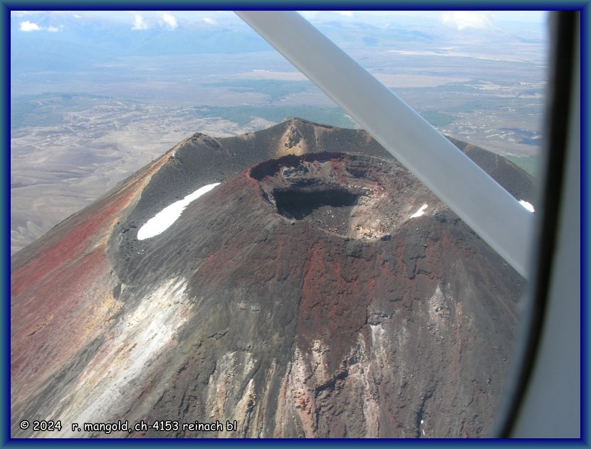 der imposante und kr&auml;ftig gef&auml;rbte krater des mount tongariro (neuseeland nordinsel) am 16.01.2008