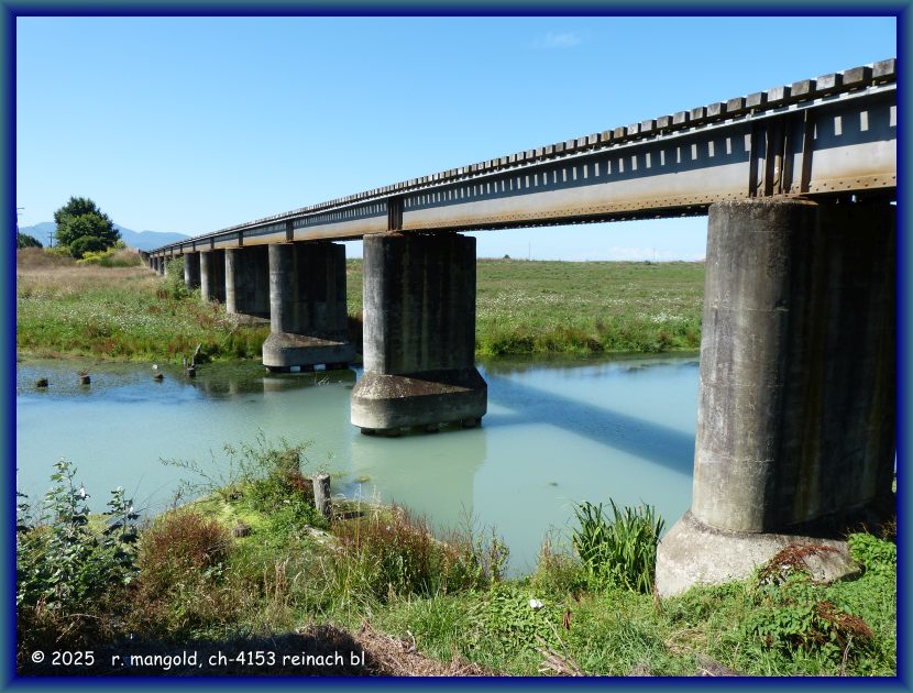 die eisenbahnbr&uuml;cke �ber den ōpaoa-river bei blenheim (neuseeland s&uuml;dinsel) am 29.01.2018