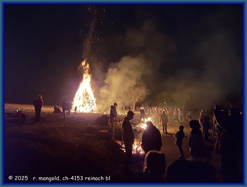 emsiges gewusel am fasnachtsfeuer (winter-vertreibungsbrauch) in therwil (schweiz baselland) am 09.03.2025