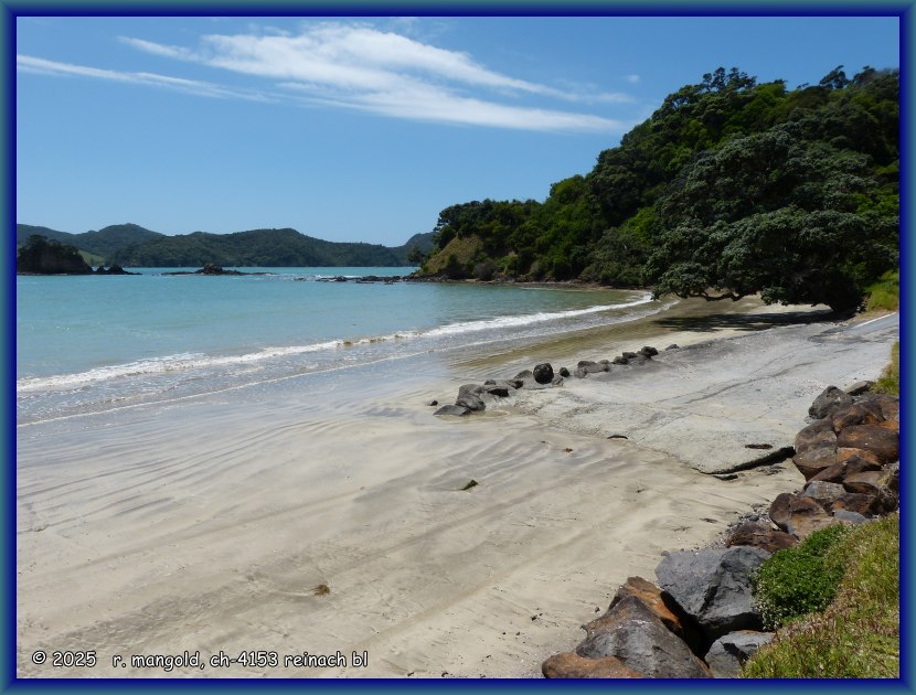 die parutahi beach in der owahini bay bei whangaruru (neuseeland nordinsel) am 20.11.2017