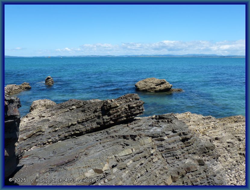 herrlich blaues meer und schichtfelsen am strand von whatuwhiwhi (neuseeland nordinsel) am 23.11.2017