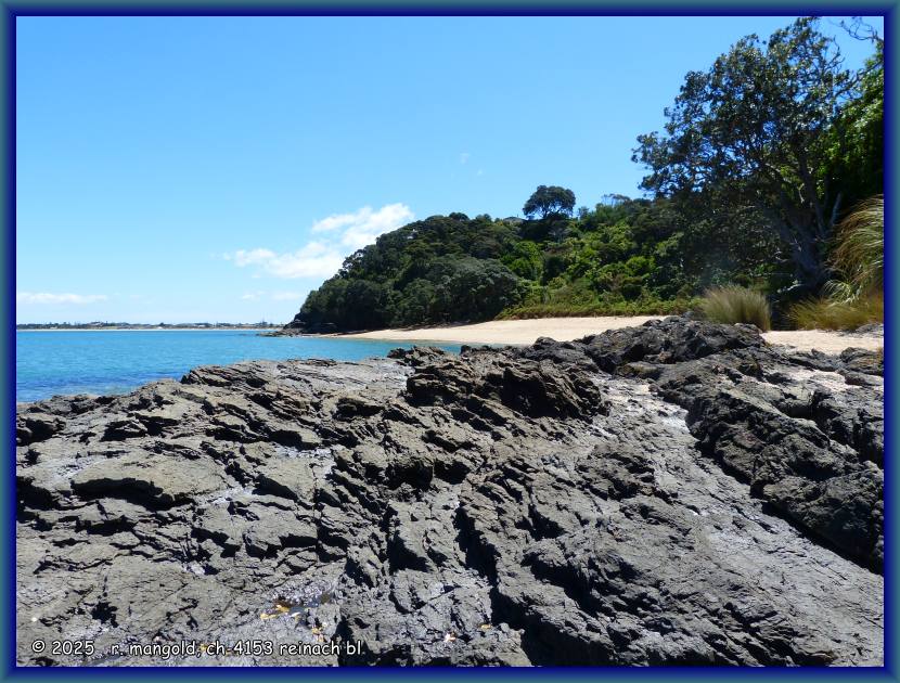 strandabschnitt mit schwarzem lavagestein bei whatuwhiwhi (neuseeland nordinsel) am 23.11.2017