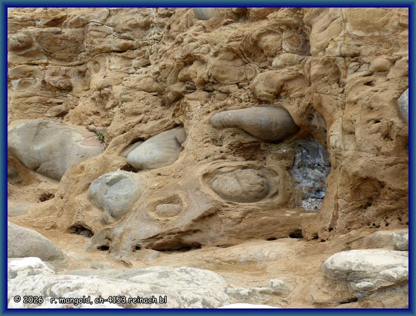 eingepackte steine an der felsigen steilk&uuml;ste in der curio bay (neuseeland s&uuml;dinsel) am 16.01.2018
