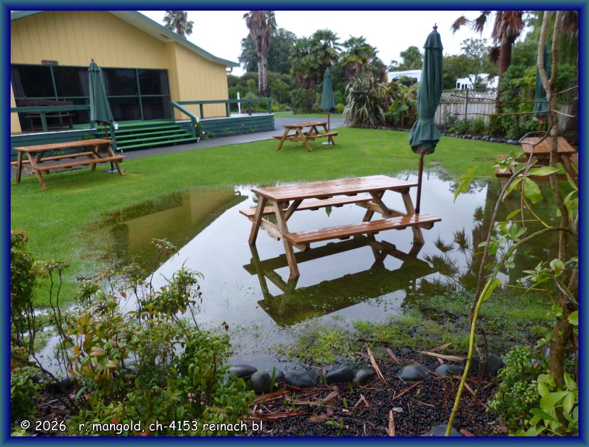 der campingplatz von miranda hot springs am morgen nach einem heftigem regen (neuseeland nordinsel) am 13.02.2018