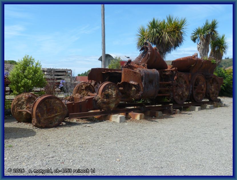 aus dem meer gezogen - tr&uuml;mmer einer dampflok bei oamaru (s&uuml;dinsel neuseeland) am 21.01.2018