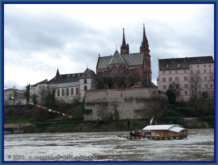 blick auf das basler m&uuml;nster und im vordergrund die m&uuml;nsterf&auml;hre am 16.12.2012