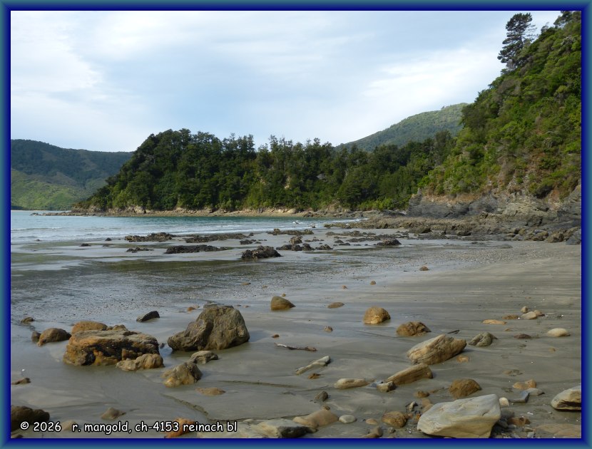 die ōkiwi-bucht, blickrichtung ostnordost am strand von ōkiwi-bay (neuseeland s&uuml;dinsel) am 19.12.2017