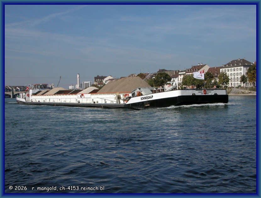 das mit kies voll belande frachtschiff schw&auml;galp f&auml;hrt den rhein hoch zum birsfelder hafen (basel schweiz) am 17.09.2004