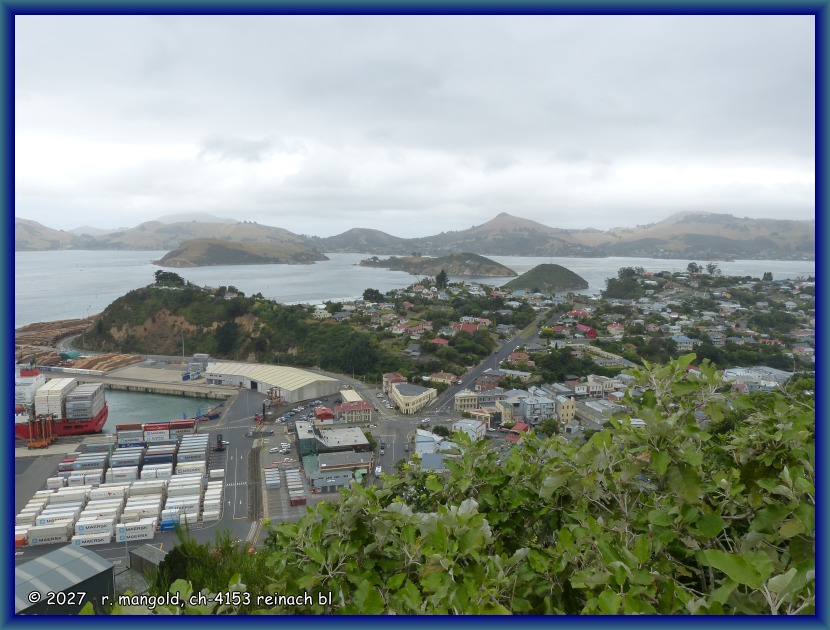aussicht von der blueskin-road auf das hafenst&auml;dtchen port chalmers, unweit von dunedin (neuseeland s&uuml;dinsel) am 20.01.2018