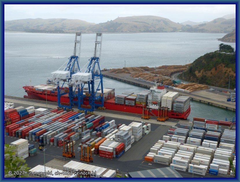 ein containerfrachter im hafen von port chalmers, aufgenommen von der blueskin-road (neuseeland s&uuml;dinsel) am 20.01.2018