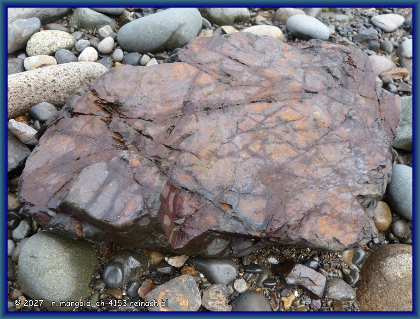 wundersch&ouml;n rot marmorierter stein am meeresufer an der colville road in der n�he von colville (neuseeland nordinsel) am 12.02.2018