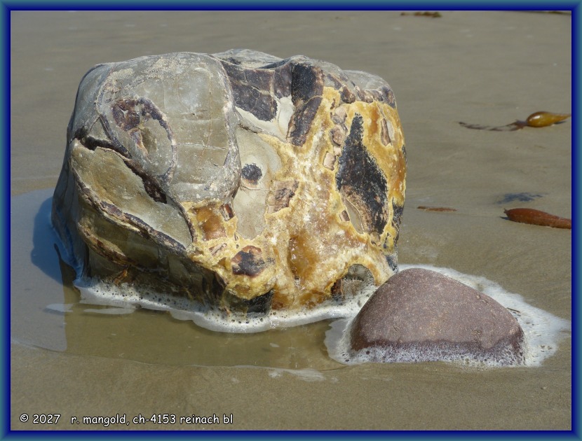 leicht mitgenommene und nicht mehr so runde kugel bei den moeraki-boulders (neuseeland s&uuml;dinsel) am 20.01.2018