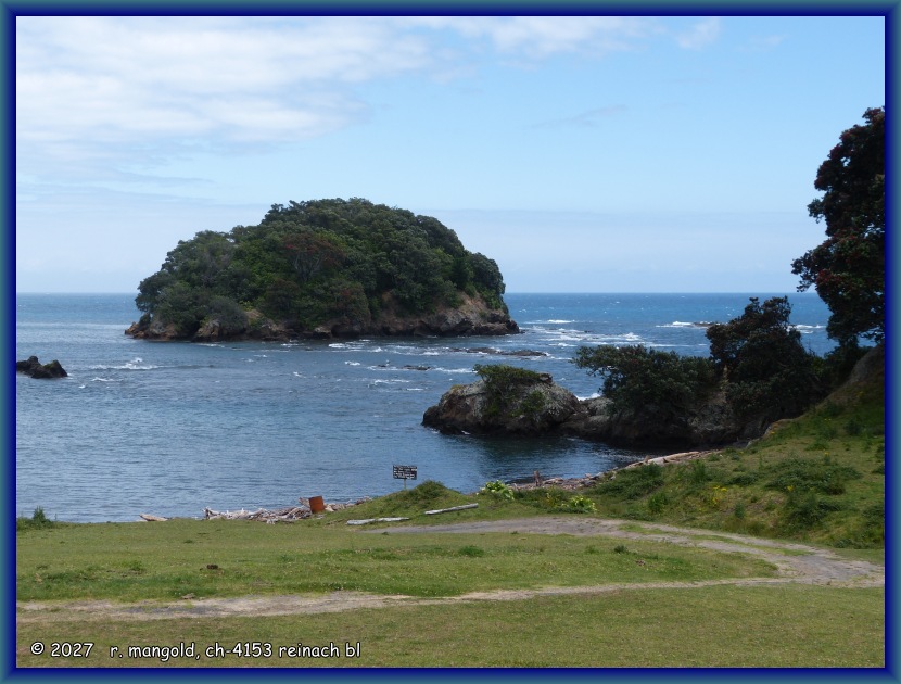 blick auf das meer und die vorgelagerten inseln in der whanarua bay (neuseeland nordinsel) am 08.12.2017