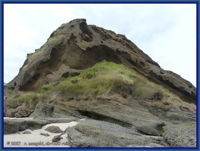 extrem erodierter felsabhang am ausgang der martins beach bei omapere (neuseeland nordinsel) am 25.11.2017