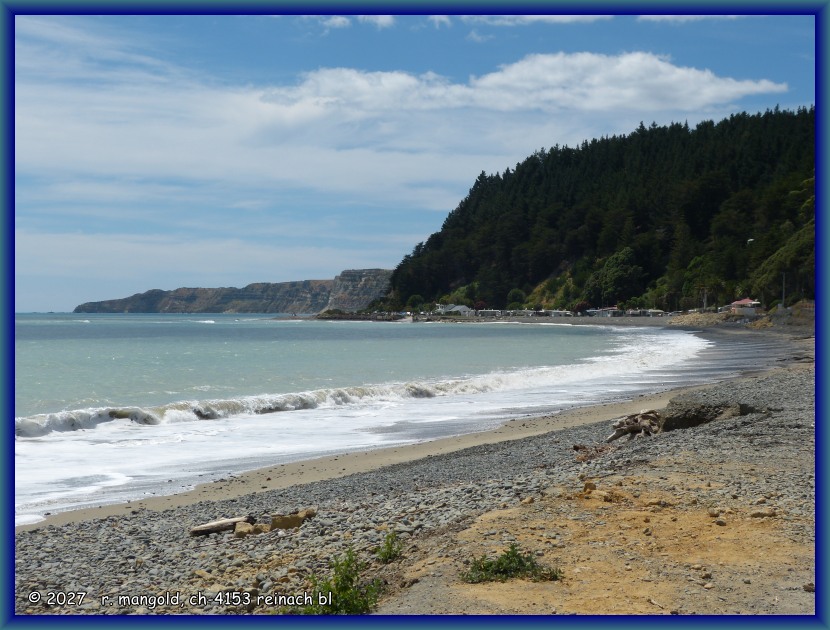 der blick richtung osten auf cape kidnappers an der clifton beach (neuseeland nordinsel) am 12.12.2017