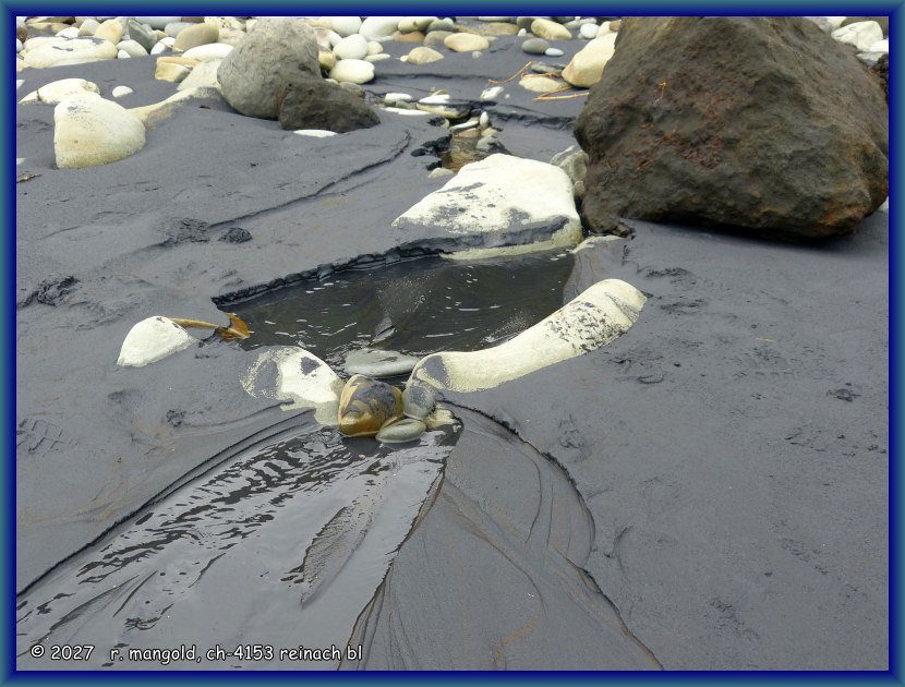s&uuml;sswasserrinnsal an der steilk&uuml;ste bei tongaporutu (neuseeland nordinsel) am 07.02.2018