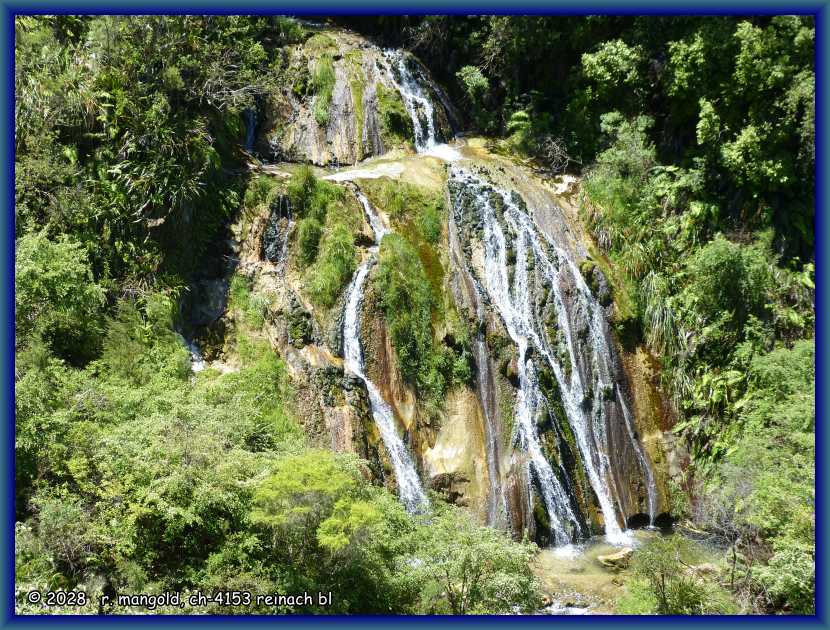 der mahia-wasserfall an der nordostseite der landzunge bei mahia (neuseeland nordinsel) am 12.12.2017